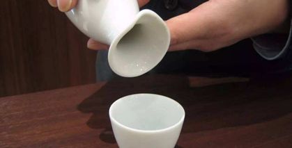 無獨有偶，去年5月茅臺也與區(qū)塊鏈發(fā)生關(guān)聯(lián)，且得到貴州省委黨委與騰訊CEO馬化騰的背書。近日，茅臺集團(tuán)與浪潮集團(tuán)就合資公司籌備工作進(jìn)行座談會，會上提出將發(fā)揮浪潮云計算、大數(shù)據(jù)、區(qū)塊鏈等新技術(shù)，借助茅臺的品牌實力，為中高端用戶提供品質(zhì)服務(wù)，打造可信的全產(chǎn)業(yè)鏈生態(tài)服務(wù)體系的合作愿景。