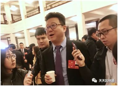 全國政協(xié)委員、網(wǎng)易CEO丁磊稱，區(qū)塊鏈本身是技術(shù)，能解決很多問題，應用場景很豐富很廣泛，其中一個應用是智能合約，其中放入生物信息的特征，那就會解決人與人的信任問題。