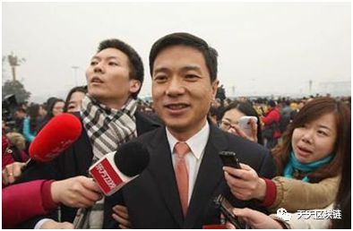 3月3日下午，全國政協(xié)委員、百度公司CEO李彥宏表示，未來AI、大數(shù)據(jù)、區(qū)塊鏈技術(shù)的關(guān)鍵在于人才，政府應鼓勵互聯(lián)網(wǎng)公司開放自己的人工智能平臺。